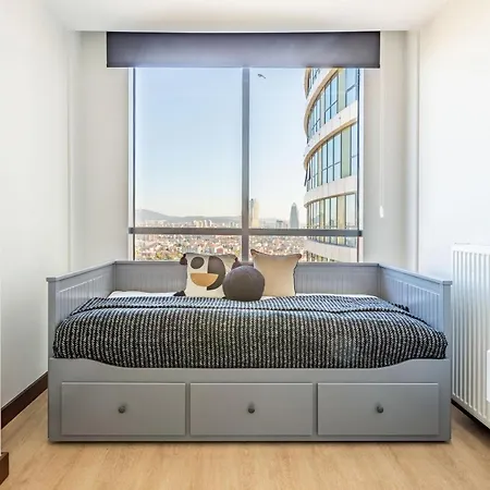 Charming Flat With Gorgeous City View In Atasehir *